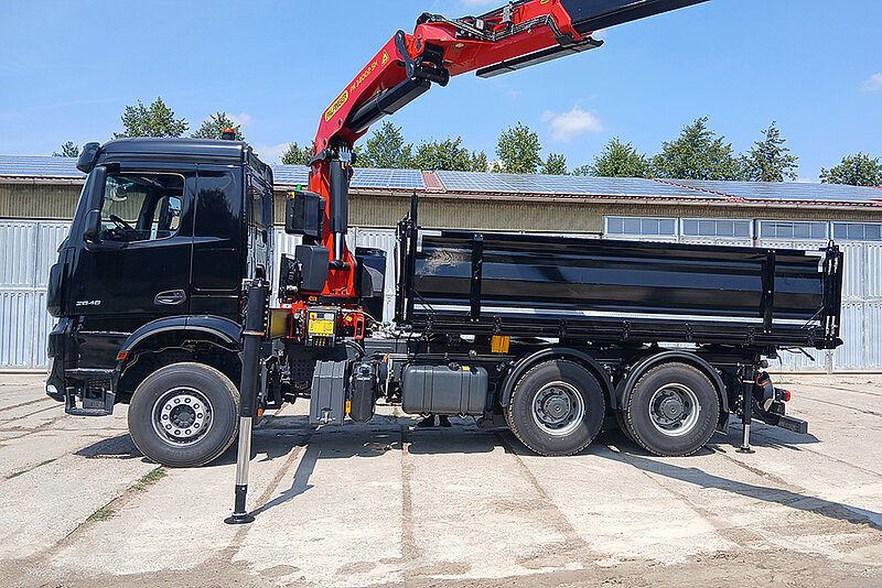 26t Fahrgestell mit FLM-Dreiseitenkipper und PALFINGER Ladekran PK 34002-SH hinter dem Fahrerhaus