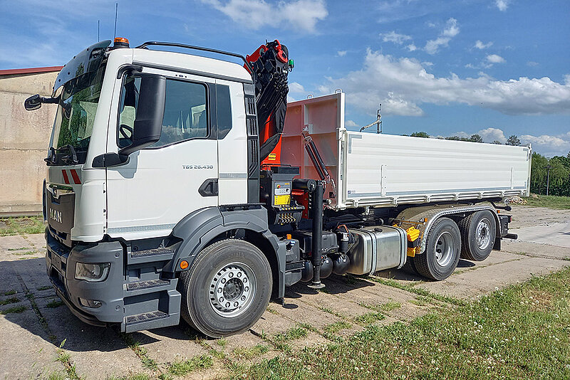 26t FLM-Dreiseitenkipper mit Alubordwänden und PALFINGER Ladekran PK 24001-K