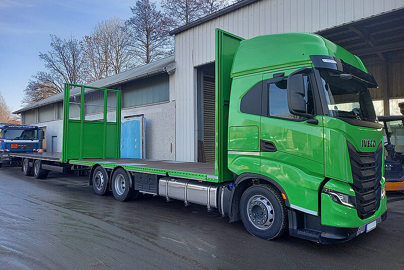40t Gliederzug mit offenem Plateauaufbau