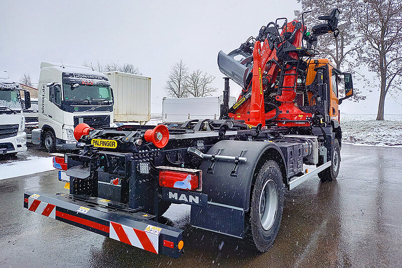 PALFINGER Abrollkipper T13 auf 4x4 Fahrgestell mit EPSILON-Ladekran