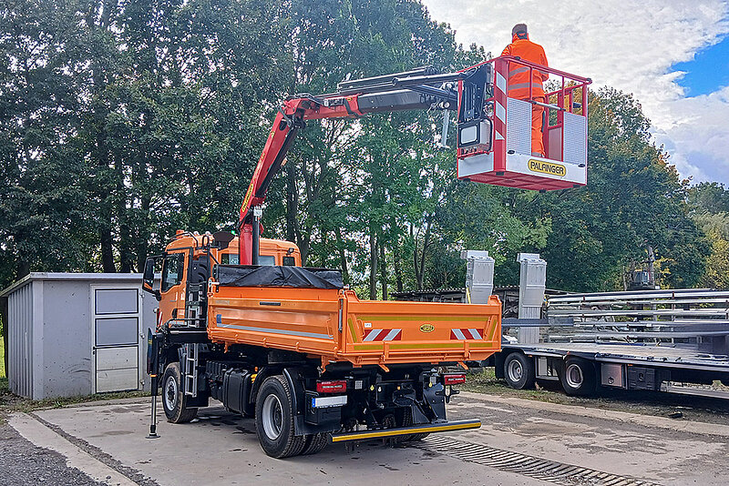 18t Fahrgestell mit Wechselsystem für Winterdienst sowie PALFINGER Ladekran PK 10002-SH mit Hubarbeitskorb