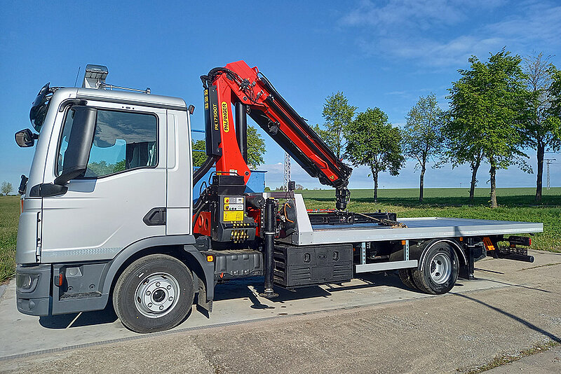 Plateauaufbau für Fahrzeugtransport mit PALFINGER Ladekran PK 17500T