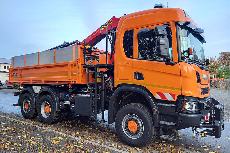 26t FLM-Dreiseitenkipper mit PALFINGER Ladekran PK 14002-EH und Kommunalhydraulikanlage