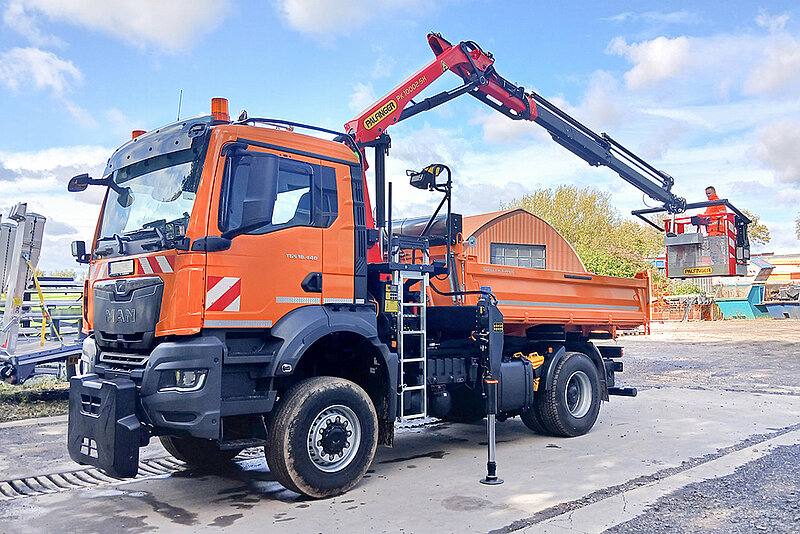 18t Fahrgestell mit Wechselsystem für Winterdienst sowie PALFINGER Ladekran PK 10002-SH mit Hubarbeitskorb