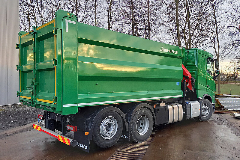 26t Hinterkipper mit PALFINGER Ladekran PK 19.001 SLD5 hinter dem Fahrerhaus.