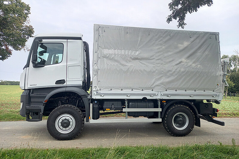 18t 4x4 Pritschenaufbau mit Plane und Überfahrrampen.
