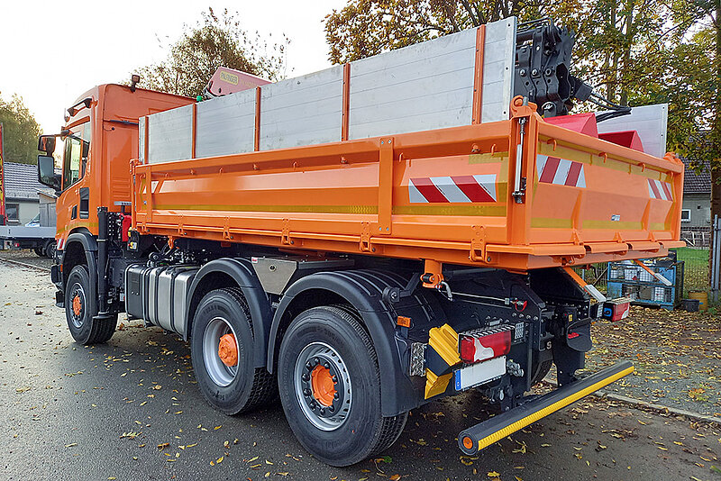 26t FLM-Dreiseitenkipper mit PALFINGER Ladekran PK 14002-EH und Kommunalhydraulikanlage