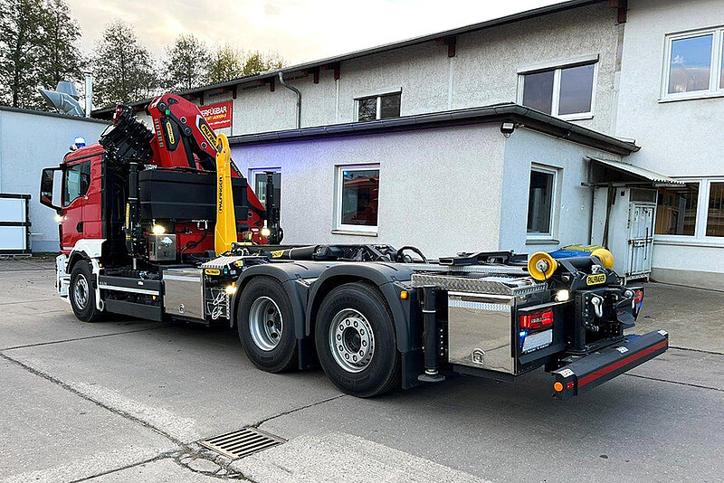 Feuerwehr Wechselladerfahrzeug mit PALFINGER Ladekran