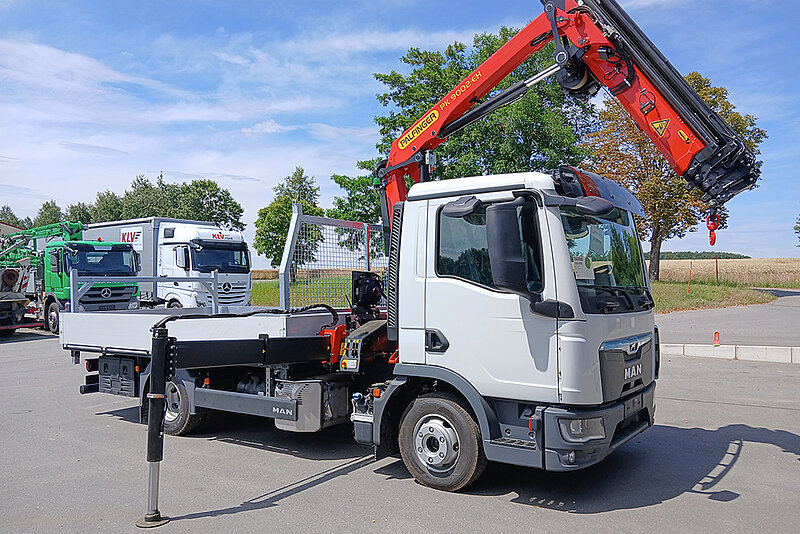 7,5t Fahrgestell mit Pritschenaufbau und PALFINGER Ladekran PK 9002-EH