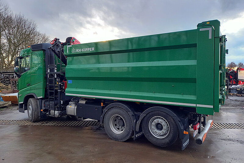 26t Hinterkipper mit PALFINGER Ladekran PK 19.001 SLD5 hinter dem Fahrerhaus.