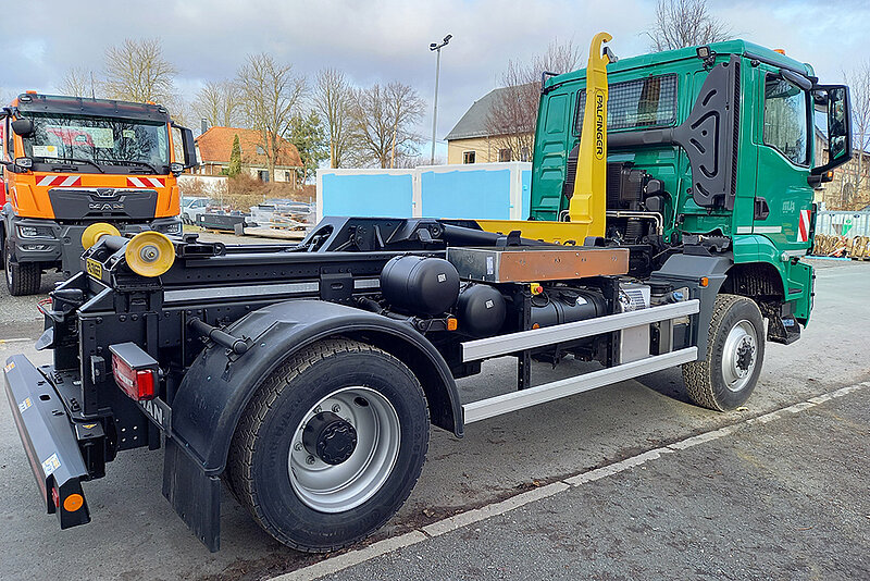 PALFINGER Abrollkipper T10 mit Kommunalhydraulikanlage