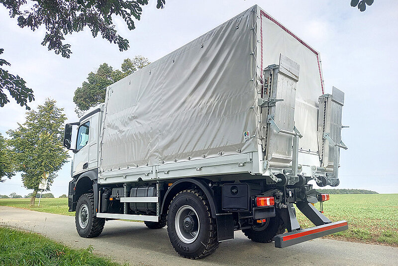 18t 4x4 Pritschenaufbau mit Plane und Überfahrrampen.