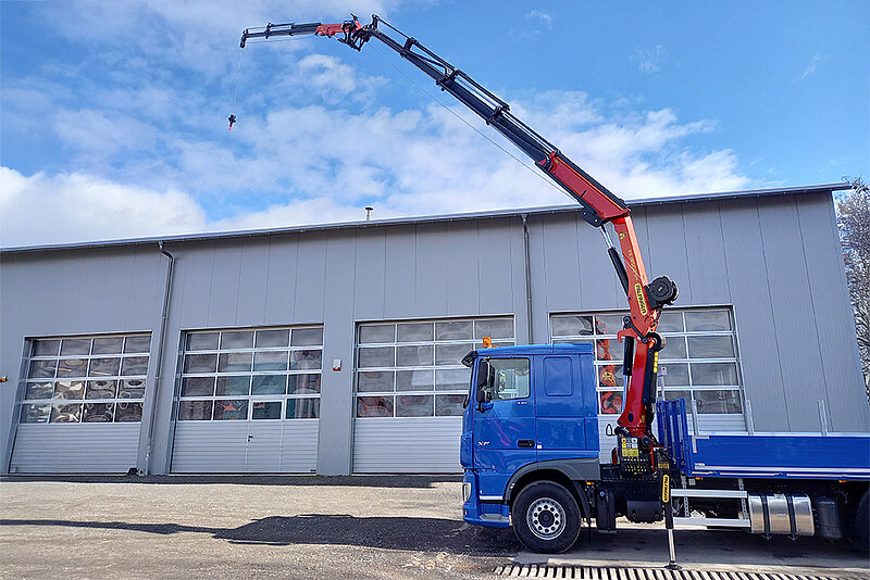 18t Pritschenaufbau mit PALFINGER Ladekran PK 18502-SH und FlyJib