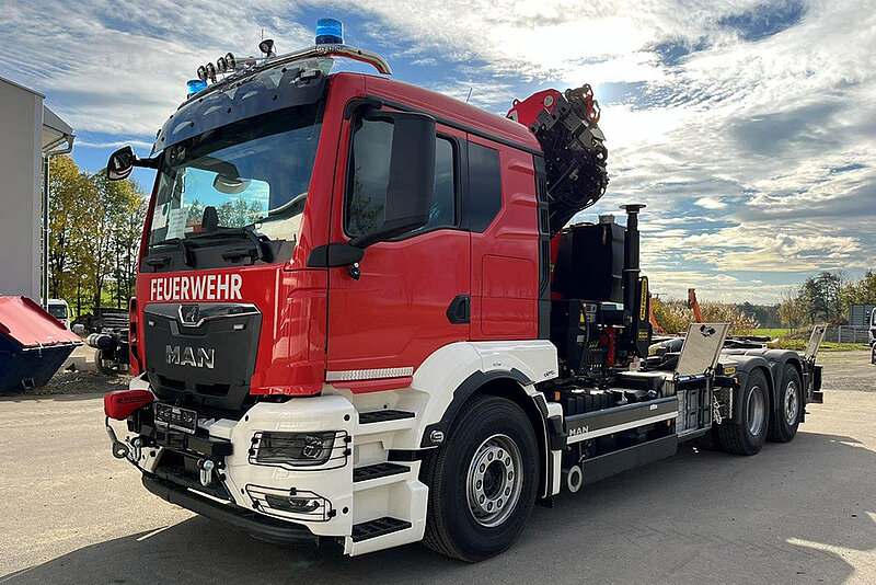 Feuerwehr Wechselladerfahrzeug mit PALFINGER Ladekran