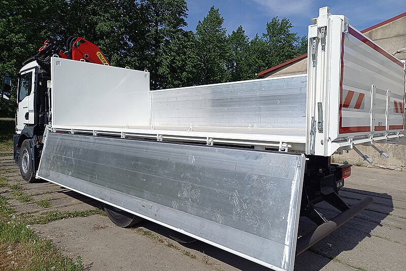 26t FLM-Dreiseitenkipper mit Alubordwänden und PALFINGER Ladekran PK 24001-K
