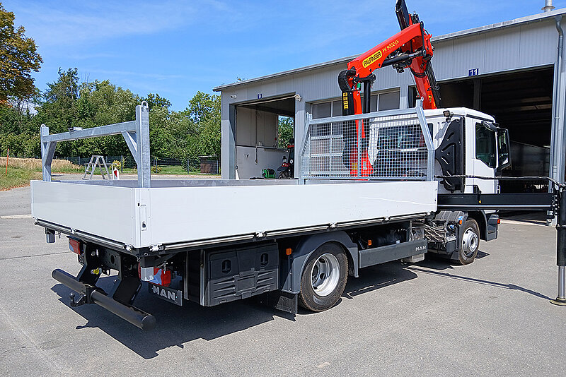 7,5t Fahrgestell mit Pritschenaufbau und PALFINGER Ladekran PK 9002-EH