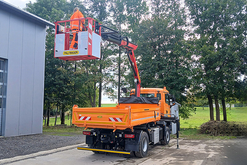 18t Fahrgestell mit Wechselsystem für Winterdienst sowie PALFINGER Ladekran PK 10002-SH mit Hubarbeitskorb