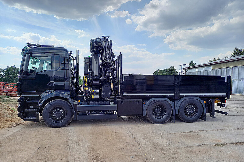 26t Pritschenaufbau mit PALFINGER Ladekran PK 37.002 TEC 7 und Heckausschub
