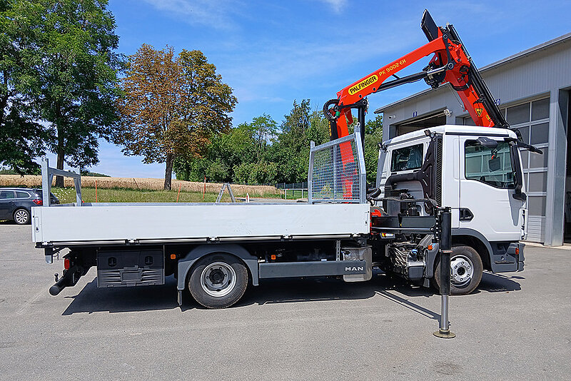 7,5t Fahrgestell mit Pritschenaufbau und PALFINGER Ladekran PK 9002-EH