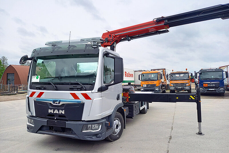 Plateauaufbau für Fahrzeugtransport mit PALFINGER Ladekran PK 17500T