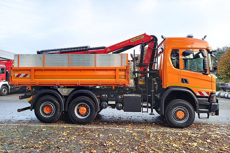26t FLM-Dreiseitenkipper mit PALFINGER Ladekran PK 14002-EH und Kommunalhydraulikanlage