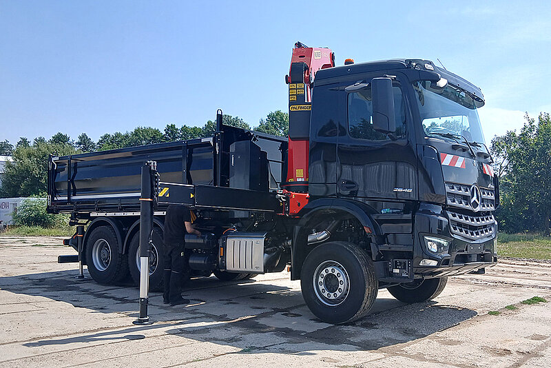 26t Fahrgestell mit FLM-Dreiseitenkipper und PALFINGER Ladekran PK 34002-SH hinter dem Fahrerhaus