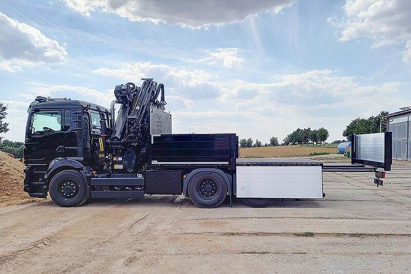 26t Pritschenaufbau mit PALFINGER Ladekran PK 37.002 TEC 7 und Heckausschub
