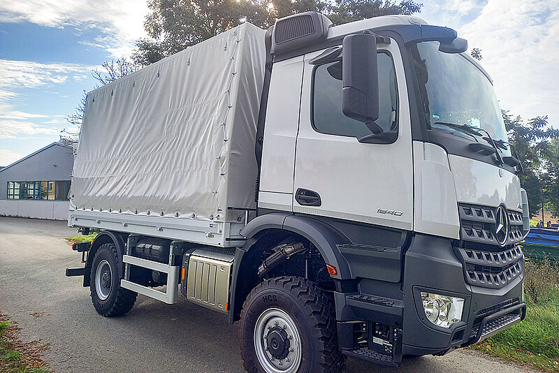 18t 4x4 Pritschenaufbau mit Plane und Überfahrrampen.