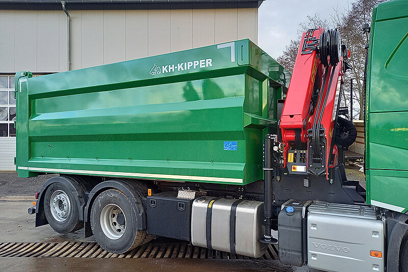 26t Hinterkipper mit PALFINGER Ladekran PK 19.001 SLD5 hinter dem Fahrerhaus.