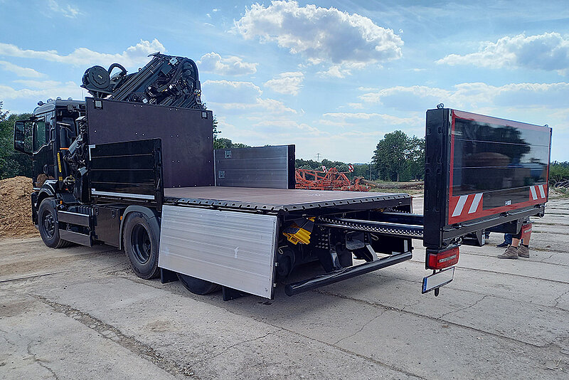 26t Pritschenaufbau mit PALFINGER Ladekran PK 37.002 TEC 7 und Heckausschub
