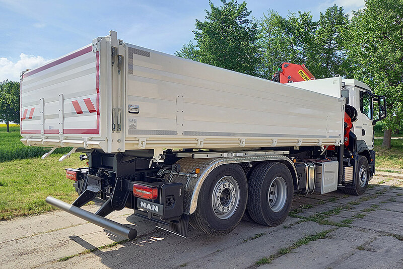 26t FLM-Dreiseitenkipper mit Alubordwänden und PALFINGER Ladekran PK 24001-K